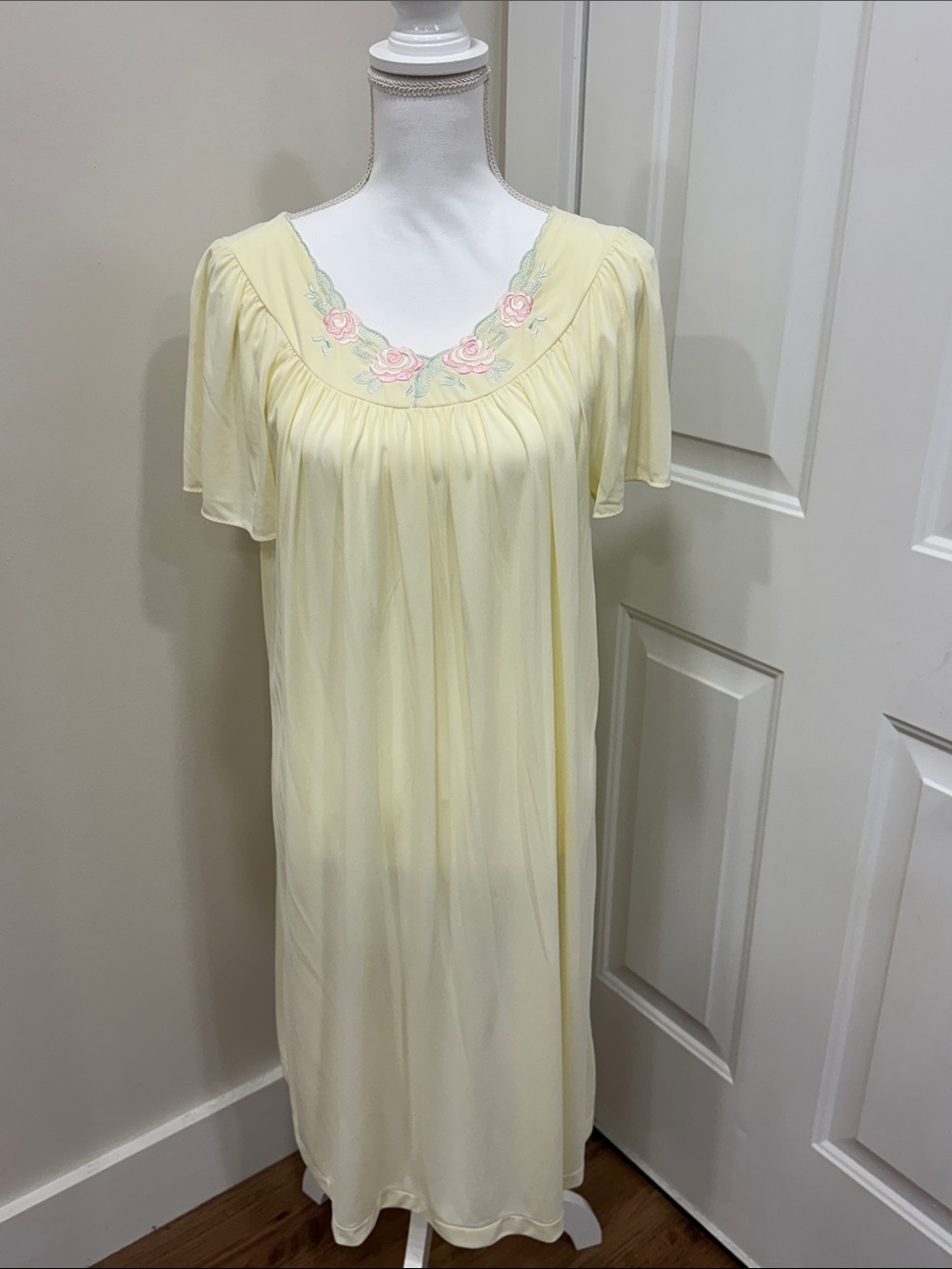 Vintage Shadowline Women's Soft Yellow Embroidered Nightgown Size M RN# 44651
